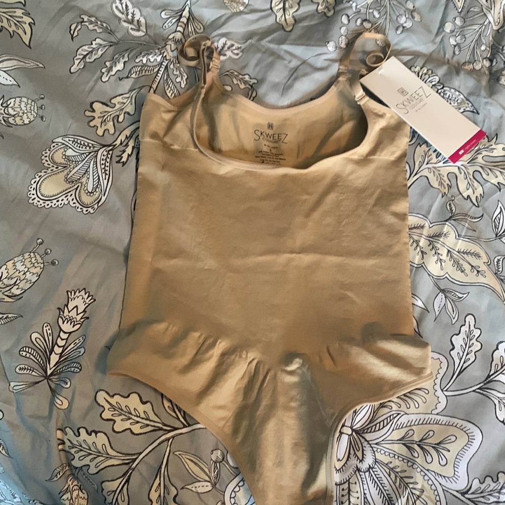 Squeeze foundation garment.  Sz K, wear over your own bra